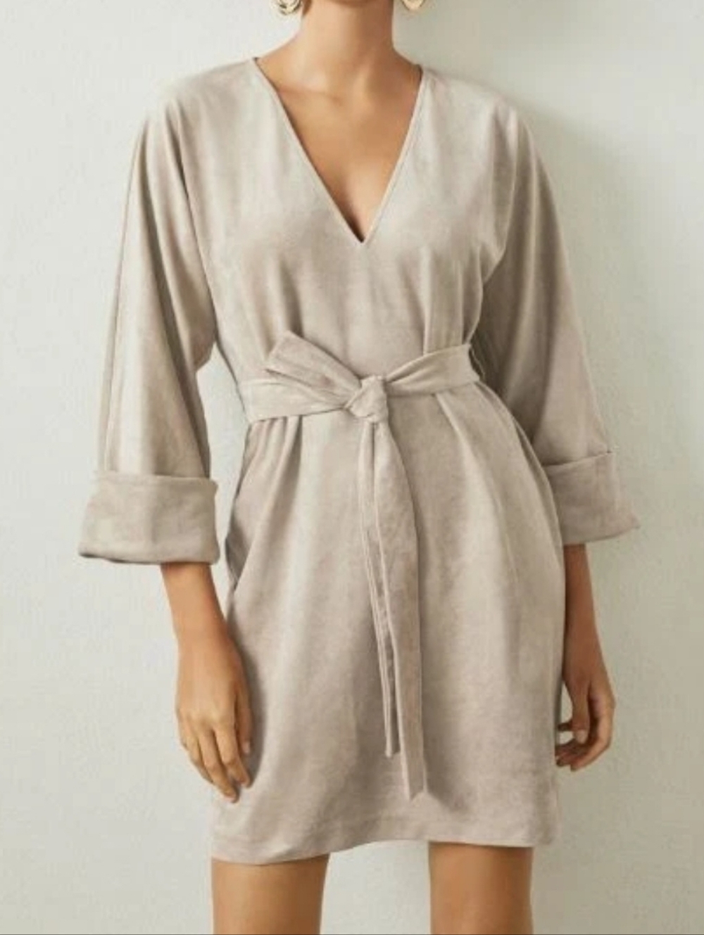 BCBG Maxazria Suede V‑Neck Shift Dress in Whisper Ivory Size Small STYLISH CHIC